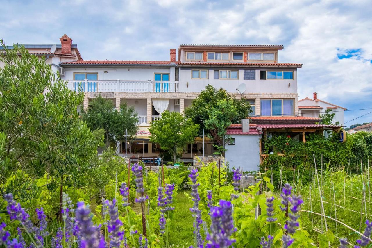 Apartments Zeljka Mundanije Bagian luar foto